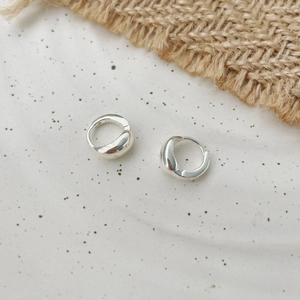 Detailed close-up of S925 sterling silver drop hoop earrings with liquid metal design