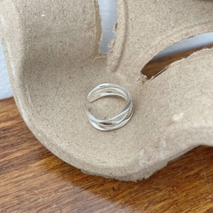 Vue détaillée de la bague multicouche en argent S925 avec gravure de poinçon précis