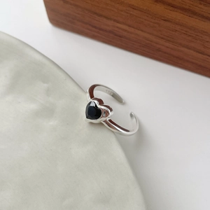 Vue détaillée de la bague en argent S925 montrant le poinçon S925 gravé sur l'anneau intérieur