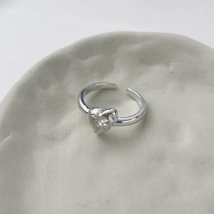 Gros plan du poinçon S925 sur la bague en argent avec zircone en forme de coeur