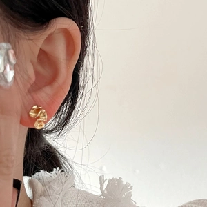 Orecchini minimalisti in argento S925 dorato con design a petalo ondulato organico