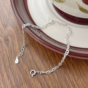Bracelet chaîne à maillons marins en argent S925 posé sur une table en bois sombre