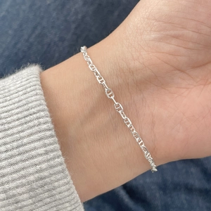 Bracelet chaîne ancre en argent S925 porté au poignet pour un style moderne épuré