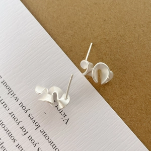 Macro dei dettagli degli orecchini a lobo in argento sterling S925 opaco con design ruff