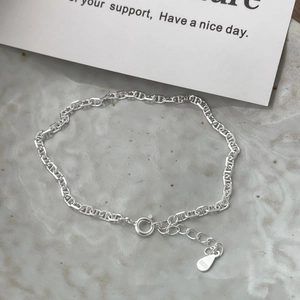 Bracelet élégant en argent sterling S925 avec maille grain de café sur surface en marbre