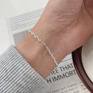 Bracelet à maillons marins minimaliste en argent sterling S925 porté au poignet féminin