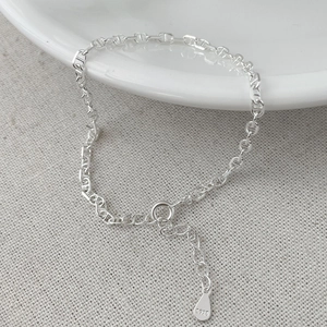 Vue détaillée du poinçon en argent sterling S925 sur le bracelet gourmette ancre
