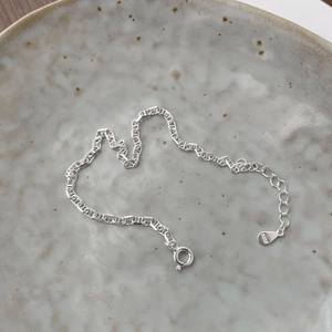 Gros plan détaillé du bracelet maille grain de café en argent 925 avec poinçon officiel