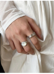 Détail de la bague en argent S925 avec pierre de nacre ovale et anneau texturé