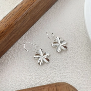 Elegant S925 silver flower earrings with polished petals and delicate drop pendants