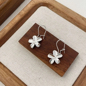 Elegant S925 sterling silver flower drop earrings with polished five-petal floral pendants