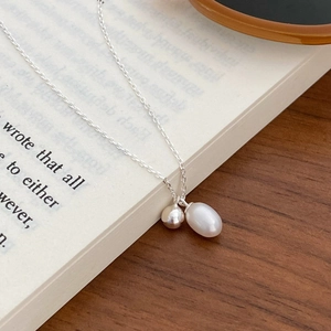 Elegant S925 silver necklace with a natural freshwater pearl and silver round pendant