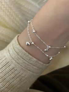 Gros plan détaillé du bracelet double couche en argent S925 avec cœurs et perles fines