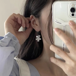 Silver 925 flower earrings with crystal petals worn by a model in a mirror selfie