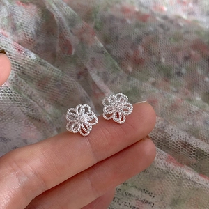 Minimalistische S925 Sterling Silber Ohrstecker mit unregelmäßigem Blumenmuster