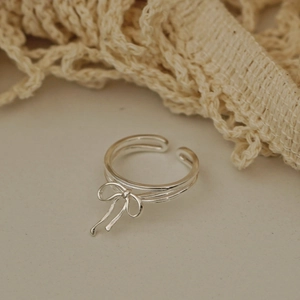 Detailed close-up of S925 sterling silver bow ring with double-layered open band design