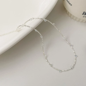 Exquis collier en argent S925 avec perles de verre arc-en-ciel sur une fine chaîne argentée