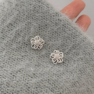 Elegante S925 Silber hohle Blumenohrstecker mit feiner Perlenstruktur für Damen im Trend