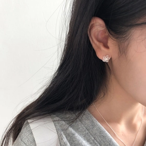 Detailaufnahme der unregelmäßigen s925 Silber hohl Blume Ohrstecker direkt am Ohr