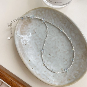 Collier en argent S925 avec perles arc-en-ciel et breloques irisées en présentation élégante