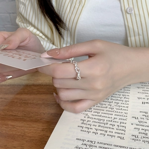 Detailed view of an S925 silver twisted rope ring worn in a minimalist lifestyle setting