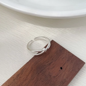 Minimalist S925 sterling silver open ring with twisted rope texture and knot design
