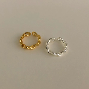 Detailed view of minimalist S925 silver twisted rope rings in gold and silver finish