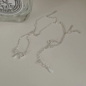 Detailaufnahme einer süßen S925 Sterlingsilber Schleife Halskette mit Verlängerungskette