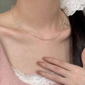 Collier en argent sterling S925 avec délicates perles de cristal violettes sur mannequin