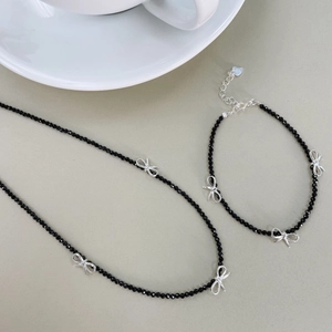 Ensemble collier et bracelet en argent S925 avec perles noires et pendentifs nœuds
