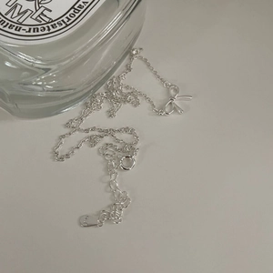 Detailansicht der S925 Sterlingsilber Schleife Halskette mit kleinem Identitätstag