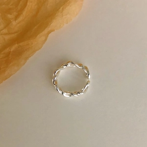 Detailed view of S925 sterling silver twisted rope ring with adjustable open design