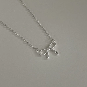 Elegante Halskette mit Schleifenanhänger aus S925 Sterlingsilber mit polierter Gliederkette