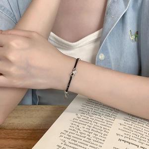 Détail du bracelet noeud en argent S925 avec perles de spinelle noire au poignet