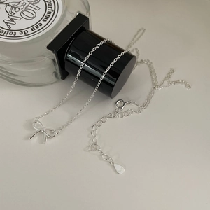 Detailaufnahme der S925 Sterlingsilber Schleifenkette mit Herz-Anhänger und Verschluss