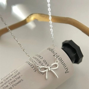 Elegante Halskette mit Schleifenanhänger aus S925 Sterlingsilber für Damen im Design