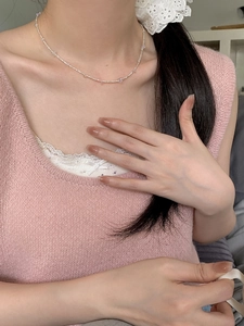 Détail du collier en argent S925 avec perles en cristal violettes sur le mannequin