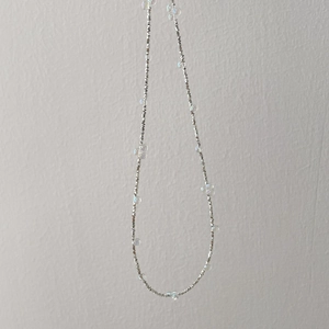 Détail macro du collier en argent S925 avec perles aux reflets arc-en-ciel