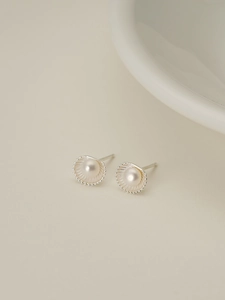 Close-up of S925 silver shell fan stud earrings featuring elegant white pearls
