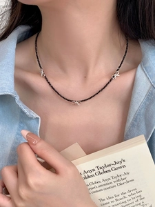 Vue détaillée des nœuds en argent S925 sur un collier en perles de spinelle noire pour femme