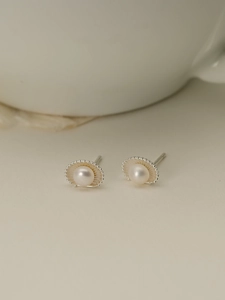 Macro shot of S925 silver fan-shaped shell earrings with lustrous freshwater pearls