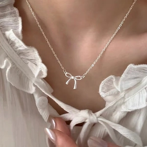 Elegante Halskette mit Schleifenanhänger aus S925 Sterlingsilber im minimalistischen Design