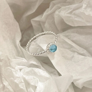 Eleganter S925 Silberring mit gedrehtem Design und rundem hellblauem Edelstein-Besatz