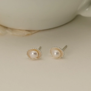 Elegant S925 silver shell fan-shaped earrings with freshwater pearls in minimalist style