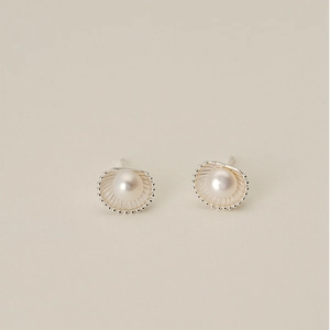Detailed macro shot of fan-shaped S925 silver stud earrings with round freshwater pearls