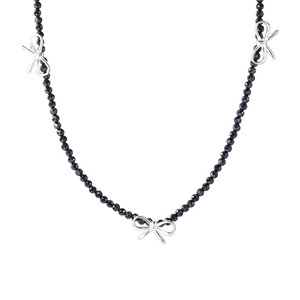 Collier en argent S925 avec perles noires facettées et nœuds métalliques élégants