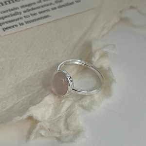 Bague réglable élégante en argent 925 avec une pierre précieuse calcédoine rose ovale