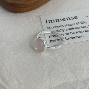 Vue macro de calcédoine rose ovale sur un anneau minimaliste en argent sterling S925