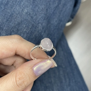 Élégante bague en argent sterling S925 avec calcédoine rose ovale portée à la main