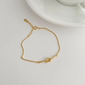 Detail of S925 silver gold-plated braided knot bracelet with adjustable clasp